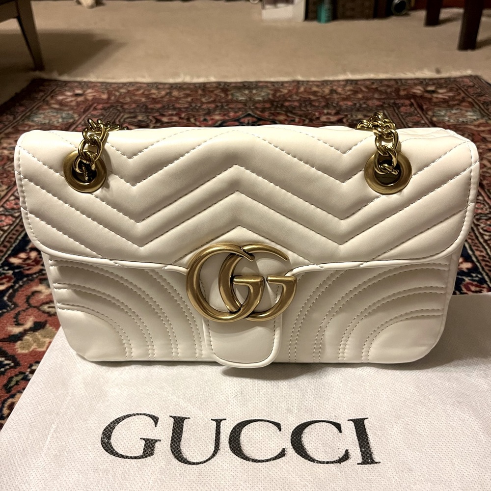 Boutique style Marmont shoulder/crossbody bag.